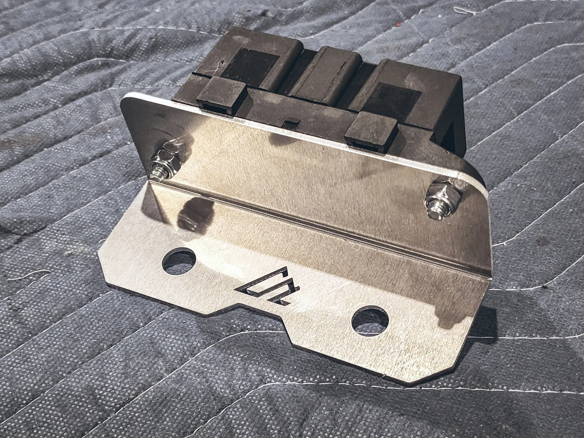 Jeep JL (Diesel/392) Cowl Maxi Fuse Mount Kit