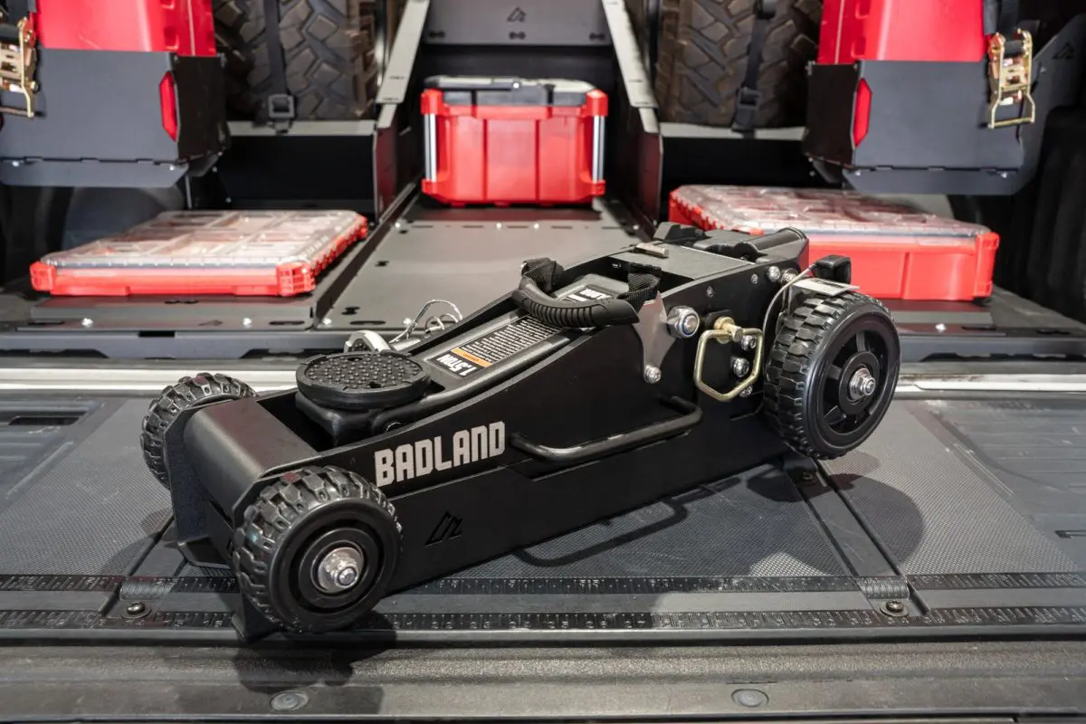 Badland Jack Mount 1.5T: Full side view of the installed jack